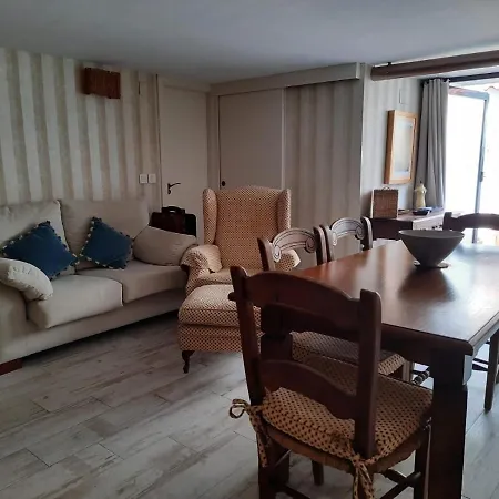 Un Vacacional Con Detalles De Un Hogar